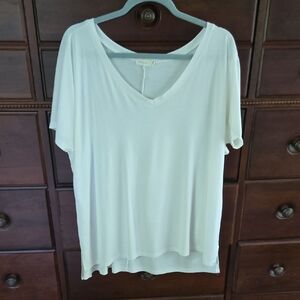 Women's Roolee V-Neck Tshirt Size XXL